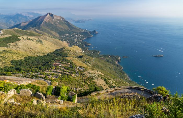 "Scorcio sul mare del Golfo di Policastro in Cilento: Cosa Fare a Policastro Bussentino in Due Giorni"