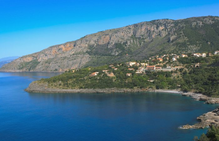 "Vista panoramica del Golfo di Policastro sul mare. Scopri dove dormire in Cilento leggendo l'articolo."
