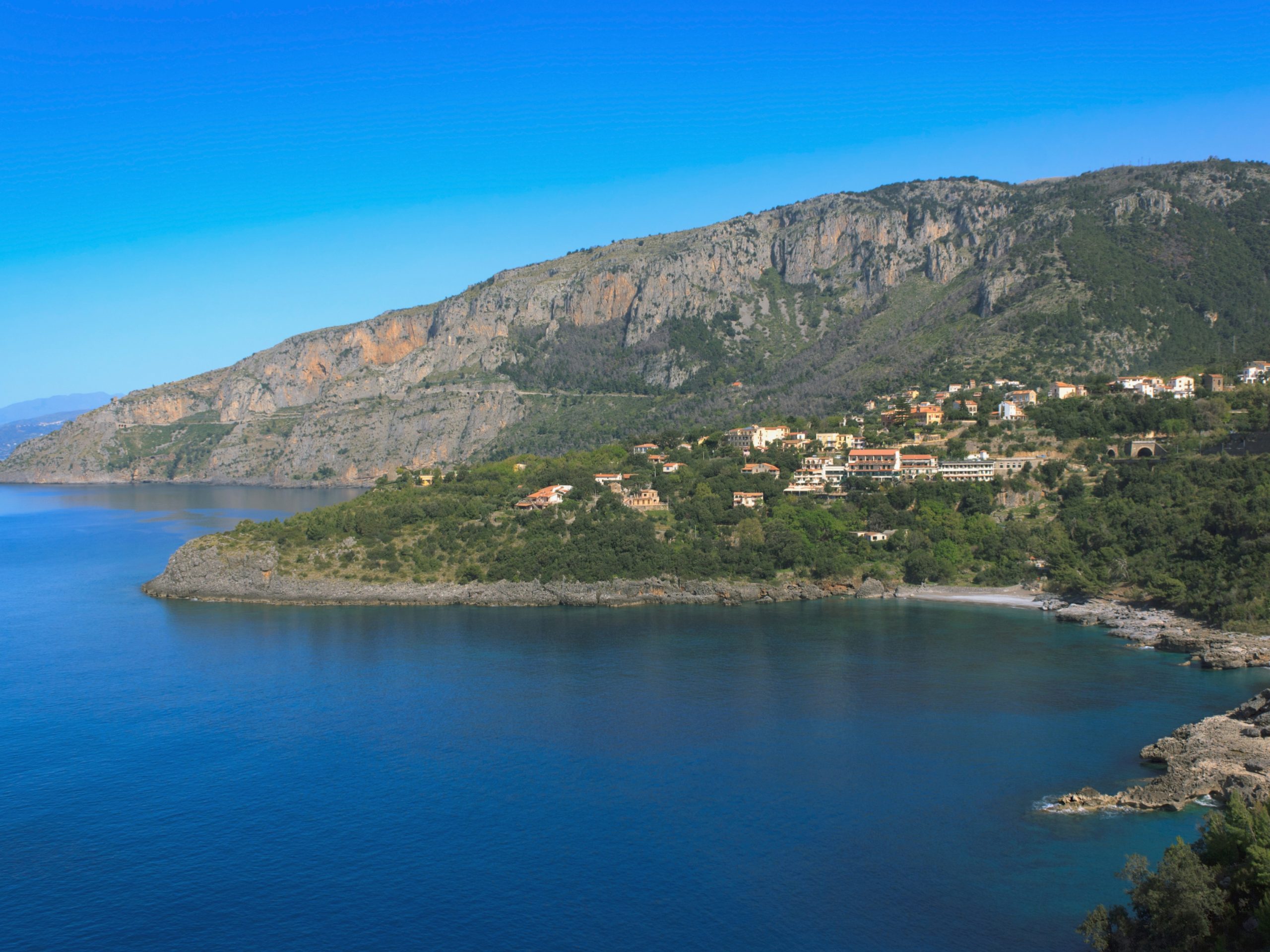 "Vista panoramica del Golfo di Policastro sul mare. Scopri dove dormire in Cilento leggendo l'articolo."
