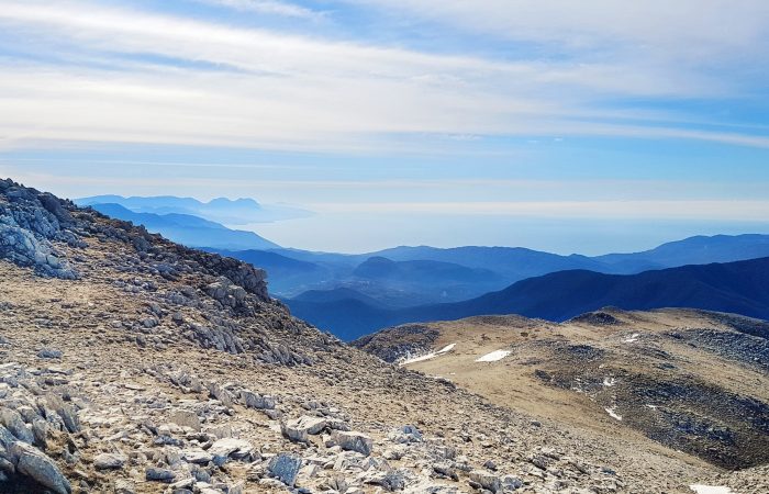 "Vista panoramica da un sentiero del Monte Cocuzzo, tra la Calabria e la Campania, nel cuore del Cilento"