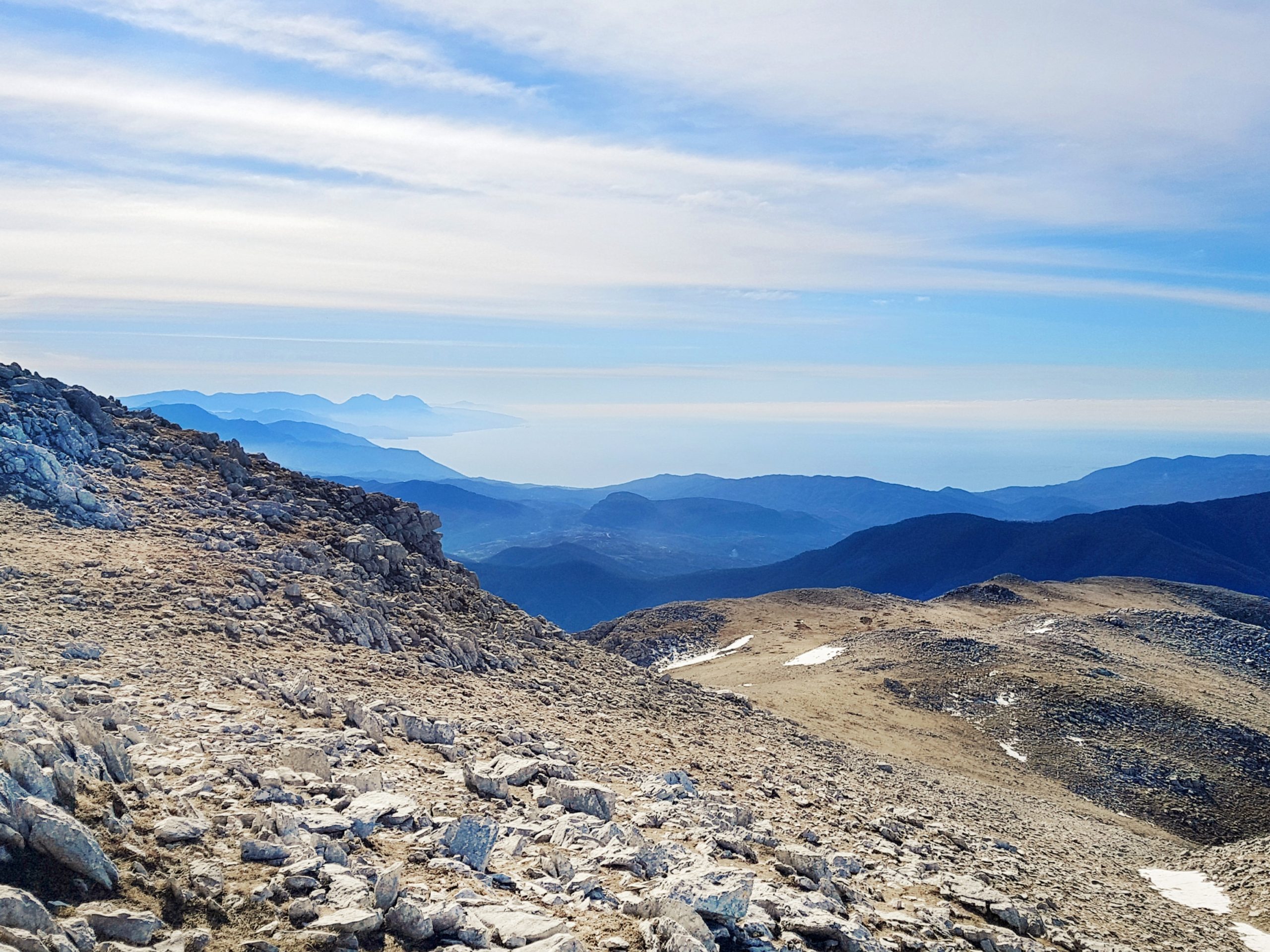 "Vista panoramica da un sentiero del Monte Cocuzzo, tra la Calabria e la Campania, nel cuore del Cilento"