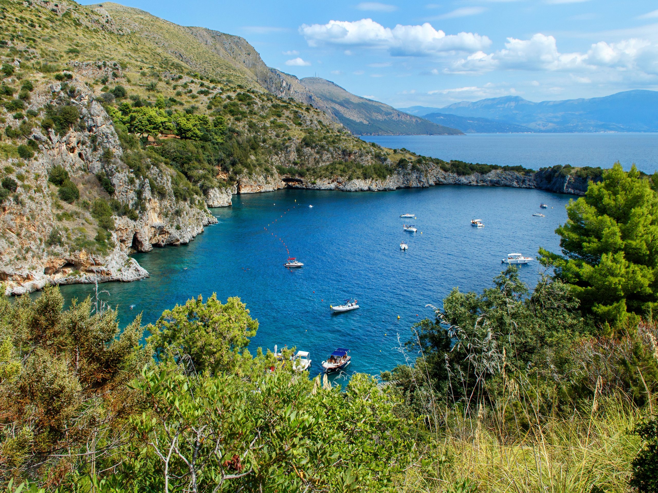 "Vista panoramica sul mare nel Golfo di Policastro: si intravedono i paesi di Policastro Bussentino, Sapri, Scario."