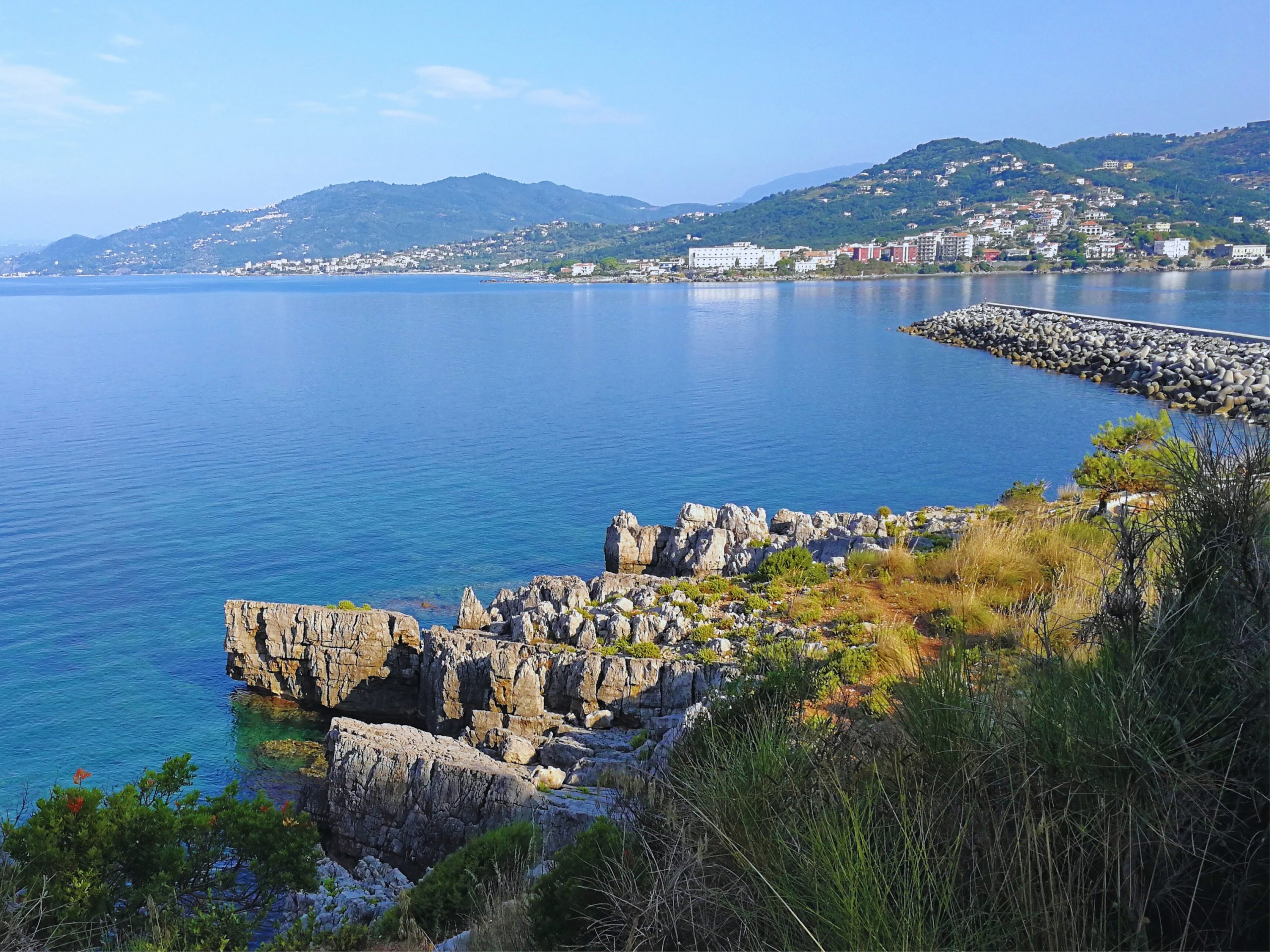 "Vista panoramica del Golfo di Policastro. Scopri i migliori hotel sul mare a Sapri."
