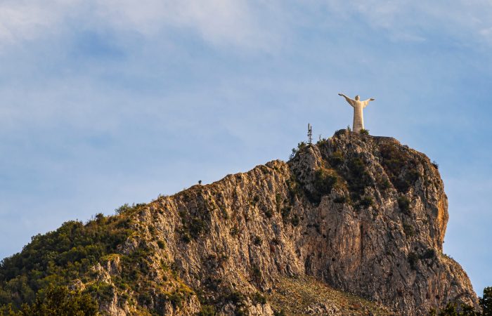 "Statua del Cristo di Maratea vista dal percorso a piedi sul Monte San Biagio"