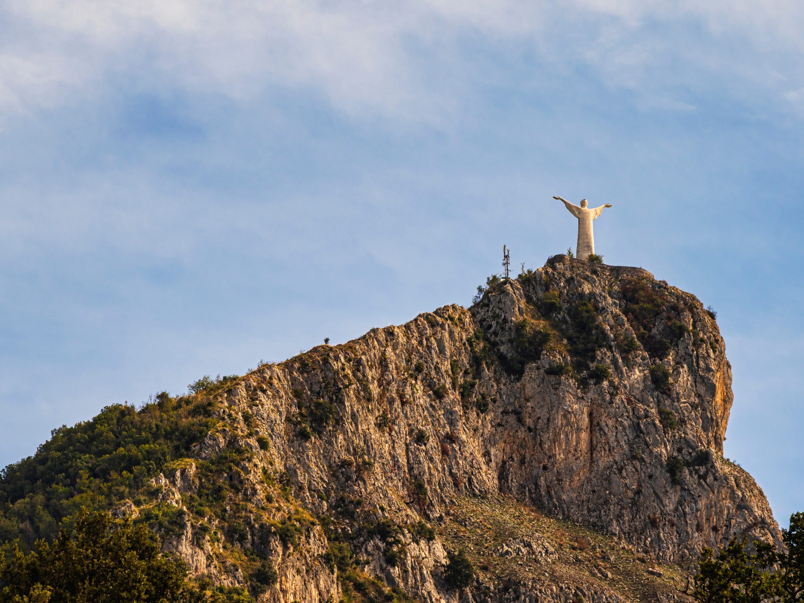 "Statua del Cristo di Maratea vista dal percorso a piedi sul Monte San Biagio"