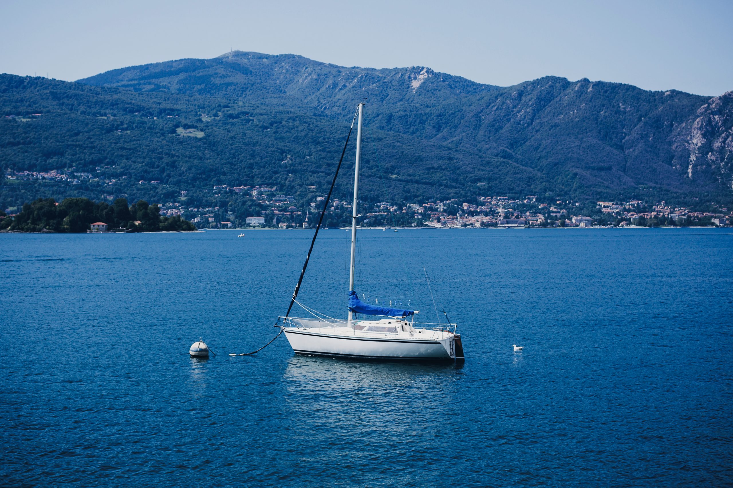 "Cilento in barca a vela. Il tour di Li Cylentos costeggia il Golfo di Policastro alla scoperta di Capo Palinuro, Cala Bianca, Grotta Azzurra"