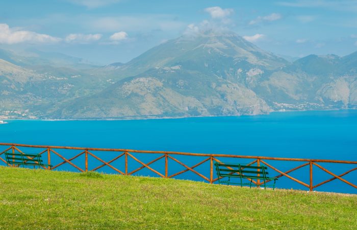 "Vista panoramica del Pianoro di Ciolandrea a San Giovanni a Piro, vicino a Scario, nel Golfo di Policastro in Cilento"