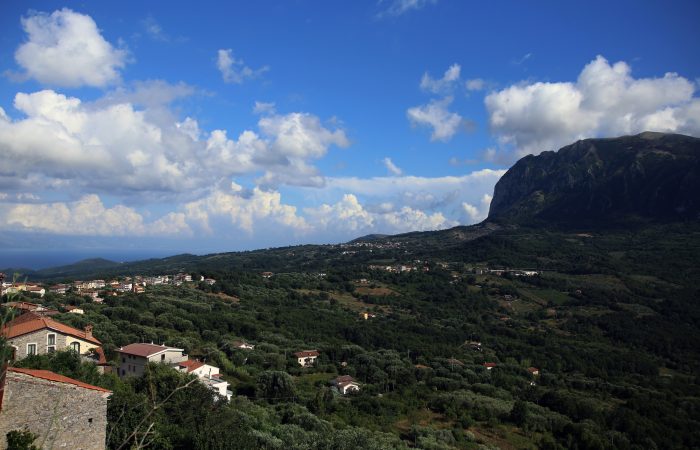 "Vista panoramica da Roccagloriosa in Cilento, nei pressi dell'area archeologica e della necropoli di La Scala"