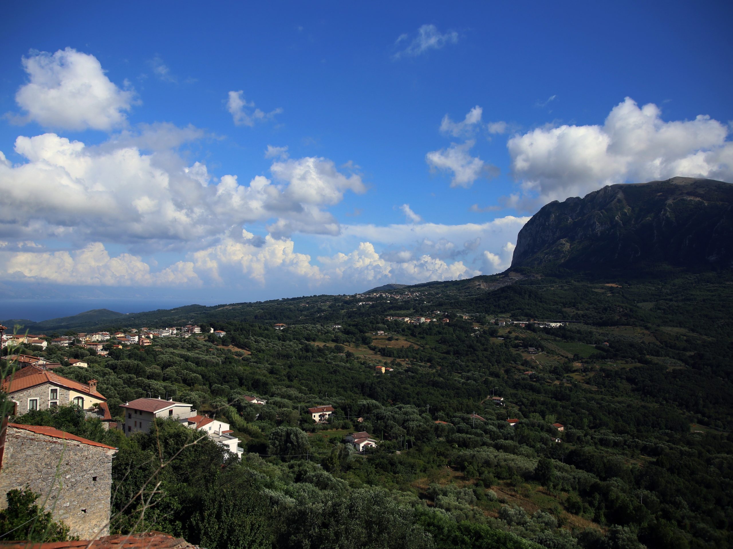 "Vista panoramica da Roccagloriosa in Cilento, nei pressi dell'area archeologica e della necropoli di La Scala"